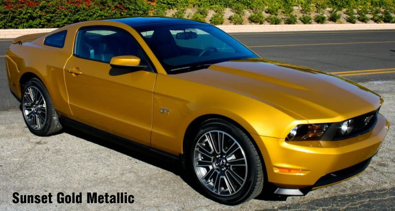 2010 Ford Mustang Farben: Sunset Gold Metallic
