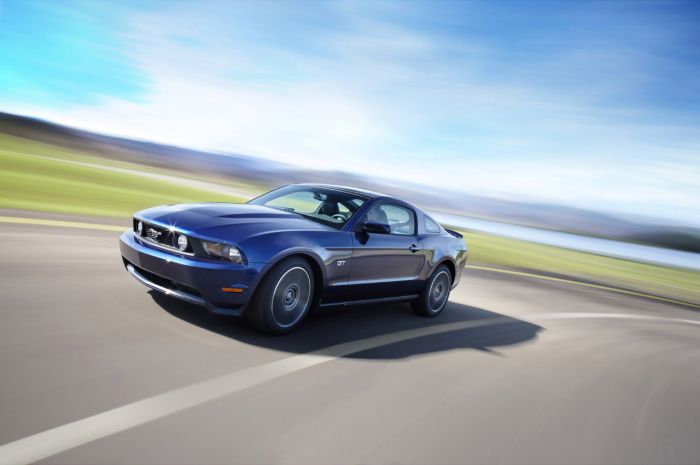 2010_ford_mustang_color_kona_blue_coupe03.jpg
