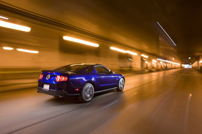 2010_ford_mustang_color_kona_blue_coupe05.jpg